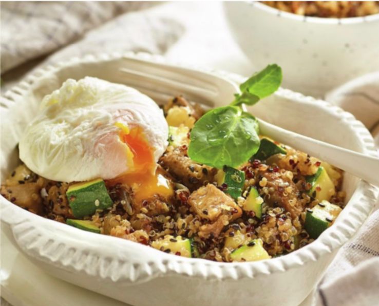 Bol de quinoa, verduritas y sésamo negro con dados de seitán y huevo poché